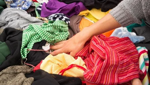 'Ruhaosztás' cikk borítóképe