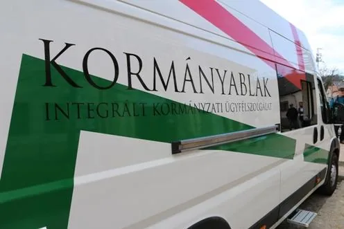 'Kormányablakbusz érkezik' cikk borítóképe