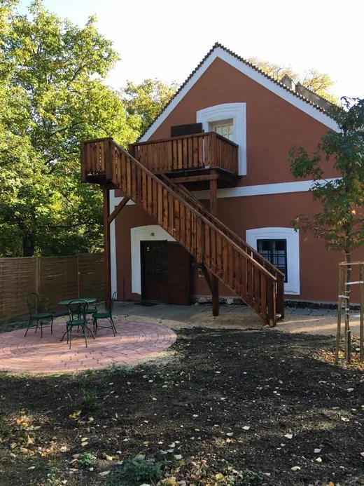 'Rotes Haus' cikk borítóképe